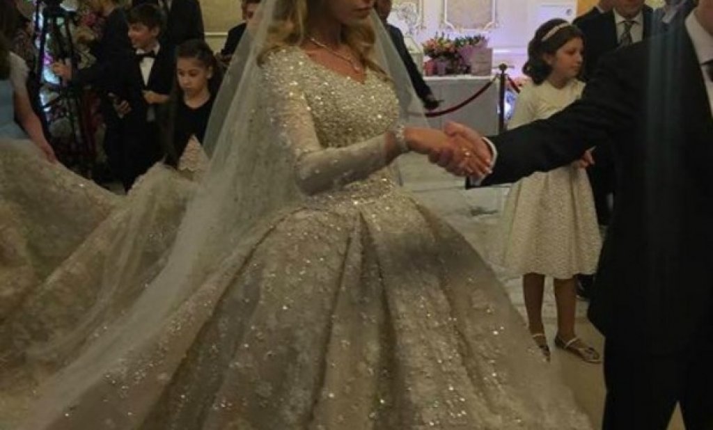 Булчинска рокля е дело на модната къща на Ели Сааб и декорирана с малки скъпоценни камъчета