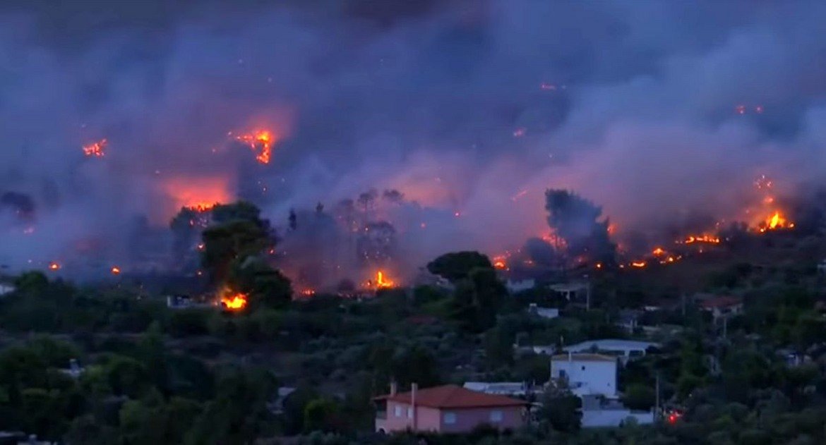 Страната се бори с най-страшните пожари от десетилетие насам