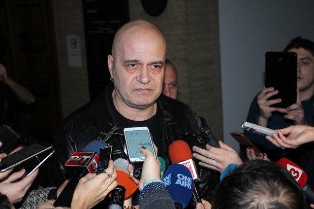 Слави Трифонов заяви, че двамата с главния прокурор били на едно мнение по много въпроси. По своя инициатива той говори близо час в кабинета на Цацаров, на когото е представил папка с данни за нарушения по време на референдума на 6 ноември.