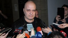 Слави Трифонов заяви, че двамата с главния прокурор били на едно мнение по много въпроси. По своя инициатива той говори близо час в кабинета на Цацаров, на когото е представил папка с данни за нарушения по време на референдума на 6 ноември.