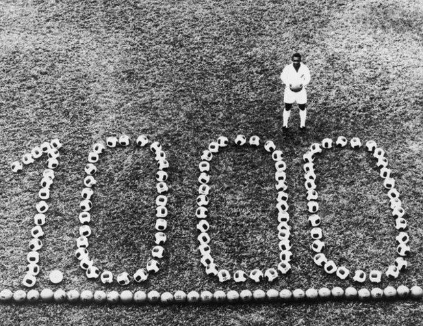 1000 гола на Пеле.
Краля позира с 1000, изписано с топки на терена на стадиона на Сантос, където мина на практика цялата му кариера. Великият бразилец има над 1200 гола, някои от които ФИФА обаче не признава за официални.