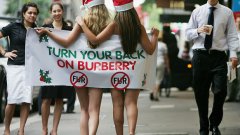 Активистки на PETA протестират пред магазин в Сидни срещу употребата на животински кожи