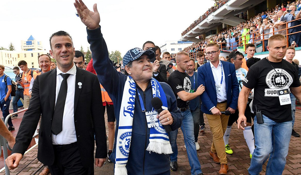 В Беларус Марадона беше посрещнат от стотици фенове, а от клуба му бяха организирали специално посрещане, като го чакаха с хляб и сол