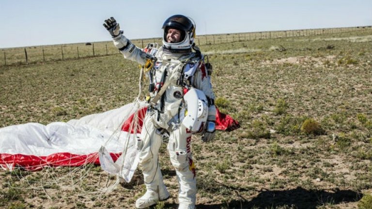 Баумгартнер прилича на астронавт заради специалния си защитен костюм
