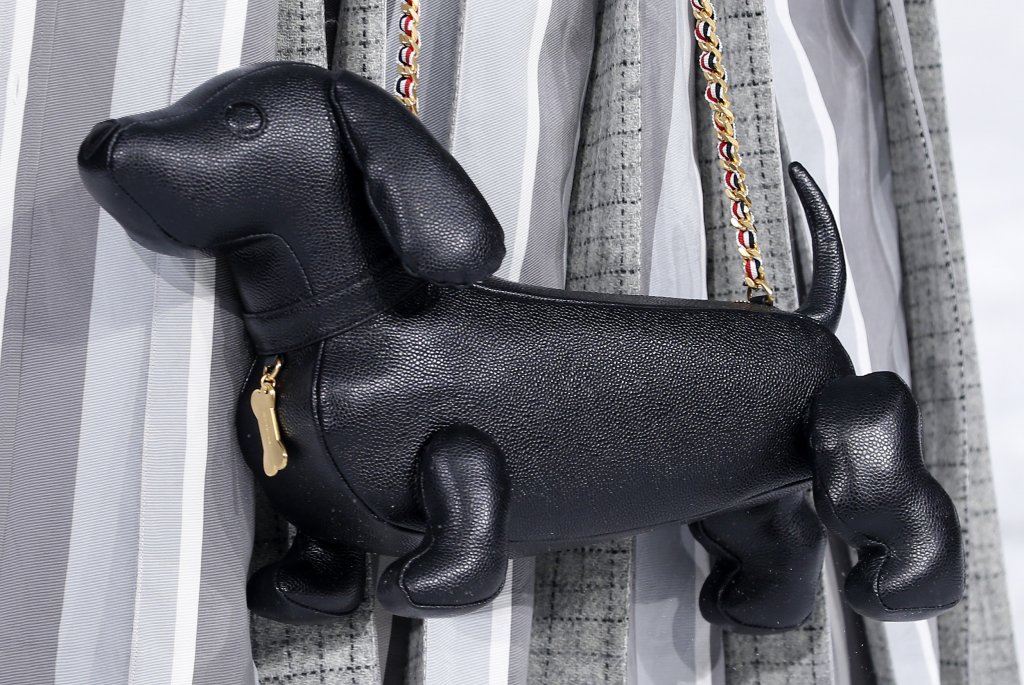 Чанта-кученцеТази чанта е изработена по образ на кучето на самия моделиер – американеца Том Браун. Освен нея той предлага и чанта-мишка, чанта-маймунка и разни други зверчета, изработени от кожа. Цената обаче е по-висока и от на живо кученце от развъдник, с родословие и паспорт – 2600 долара.