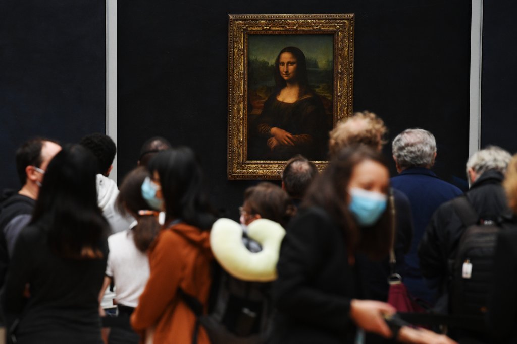 Изчезналата усмивка на Мона Лиза
Кражбата през 1911 г. на “Мона Лиза” от Лувъра в Париж изглежда като измислена история заради елементарния начин, по който е действал крадецът. Единственото, което италианецът Винченцо Перуджа е направил, е да се снабди с бяла престилка.  Перуджа познавал добре Лувъра, тъй като работел там, и кражбата на най-известната картина на Леонардо да Винчи за него била като детска игра. Вечерта след работа се скрива в един шкаф, а на сутринта взима картината, скрива я под престилката и излиза през парадния вход. Скандалът с открадната “Мона Лиза” затваря границите на Франция. Заподозрени са големите художниците по това време, включително Пабло Пикасо. Накрая полицията я открива в куфарче с двойно дъно, докато Перуджа се опитвал да я пренесе нелегално във Флоренция.
