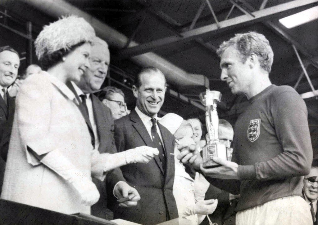 The_Queen_presents_the_1966_World_Cup_to_England_Captain,_Bobby_Moore._(7936243534)
