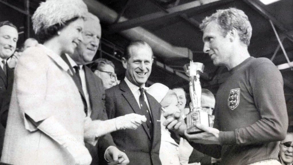 The_Queen_presents_the_1966_World_Cup_to_England_Captain,_Bobby_Moore._(7936243534)