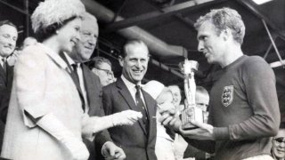 The_Queen_presents_the_1966_World_Cup_to_England_Captain,_Bobby_Moore._(7936243534)