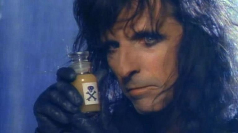 Alice Cooper - Poison
Алис Купър успява да възпее онази фатална жена, която идва, преобръща живота ти напълно, кара те да изгубиш ума и дума, за да останеш накрая опустошен - емоционално (а най-често и финансово). Такава жена е отрова, а песента се пее с пълно гърло и още по-пълно сърце.