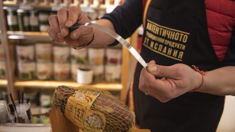 Събитията се обявяват във Facebook страницата на магазина. На тях идват както познати клиенти, така и случайни хора, които минават, виждат знамената и се спират. След като пробват и разберат, че храната е такава, „каквато трябва да бъде", стават част от редовните посетители.