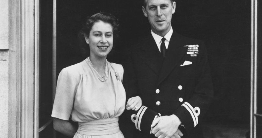 Пред Бъкингамския дворец след официалното обявяване на годежа.