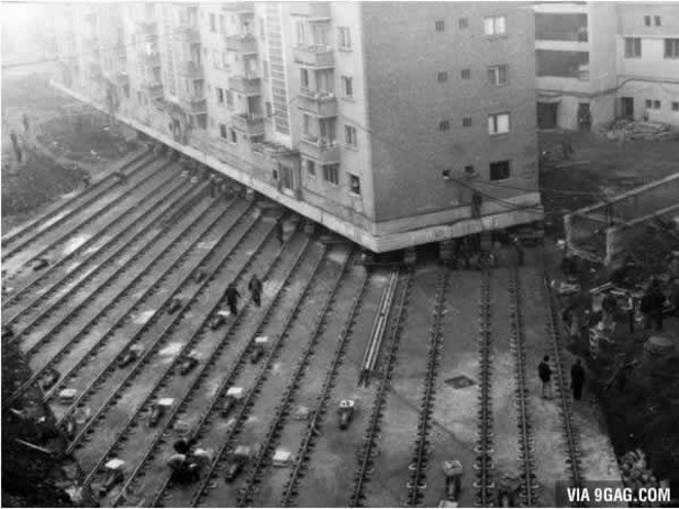 Преместване на 7200 тонен блок в Букурещ, Румъния, за да се изпълни плана на Чеушеску за построяването на булевард Alba Iulia, 1987-ма