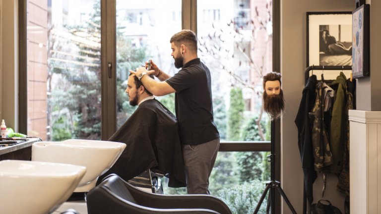 Намиращата се близо до "Жолио Кюри" бръснарница излиза извън границите на тази услуга - тя е и арт пространство, и социално такова, в което мъже идват не само, за да освежат външния си вид, но и да пийнат бира и да прекарат добре времето си.