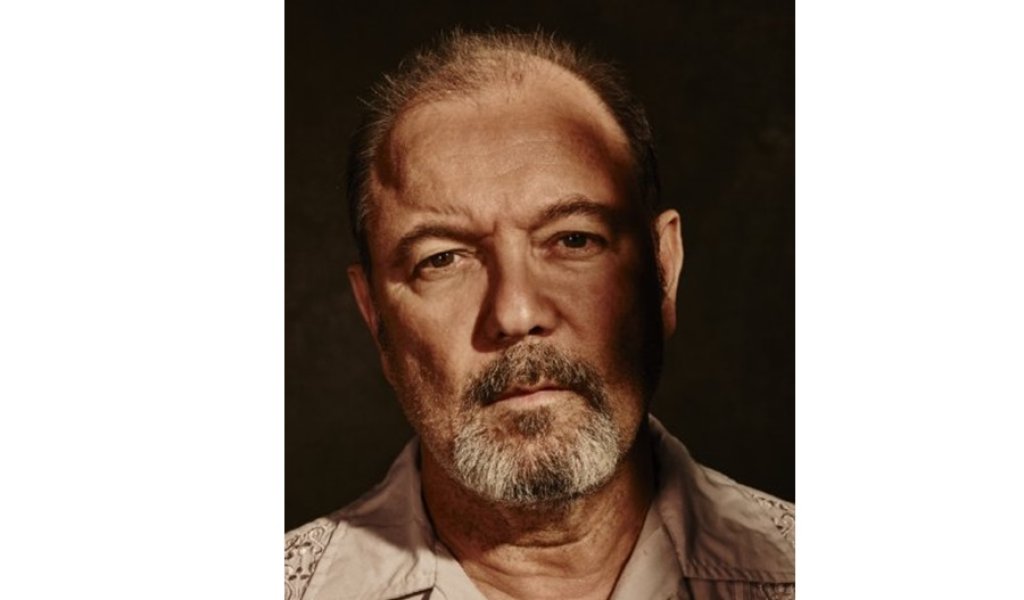 Рубен Блейдс е Даниел Салазар - бръснар, който идва в Ел Ей, за да започне на чисто