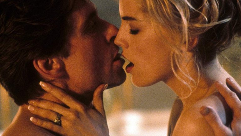 Първичен инстинкт 
През 80-те и 90-те Майкъл Дъглас определено не се притесняваше от предизвикателните сцени с красиви негови колежки. "Първичен инстинкт" на Пол Веховен е своеобразна кулминация в тази епоха от кариерата му. 
Моментите, в които е с Катерин Трамел, са наситени с еротика и напрежение, защото, все пак, госпожица Трамел е заподозряна в убийство. Любим момент? Този, в който под леглото на писателката се мярка и шило за лед...