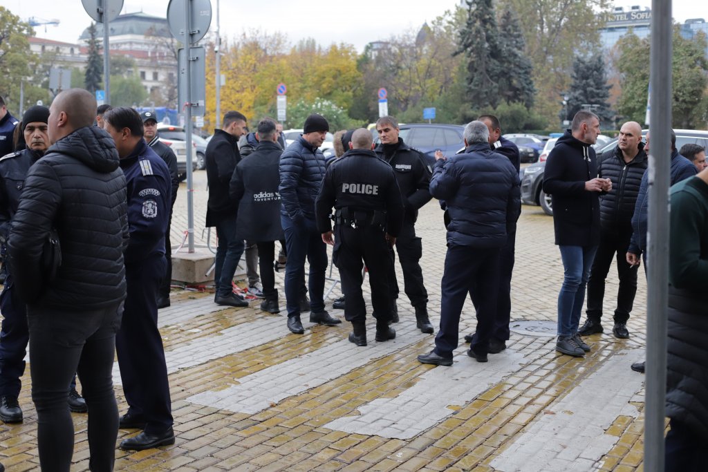 Полицаи излязоха на протест в защита на Калин Стоянов и битите си колеги
