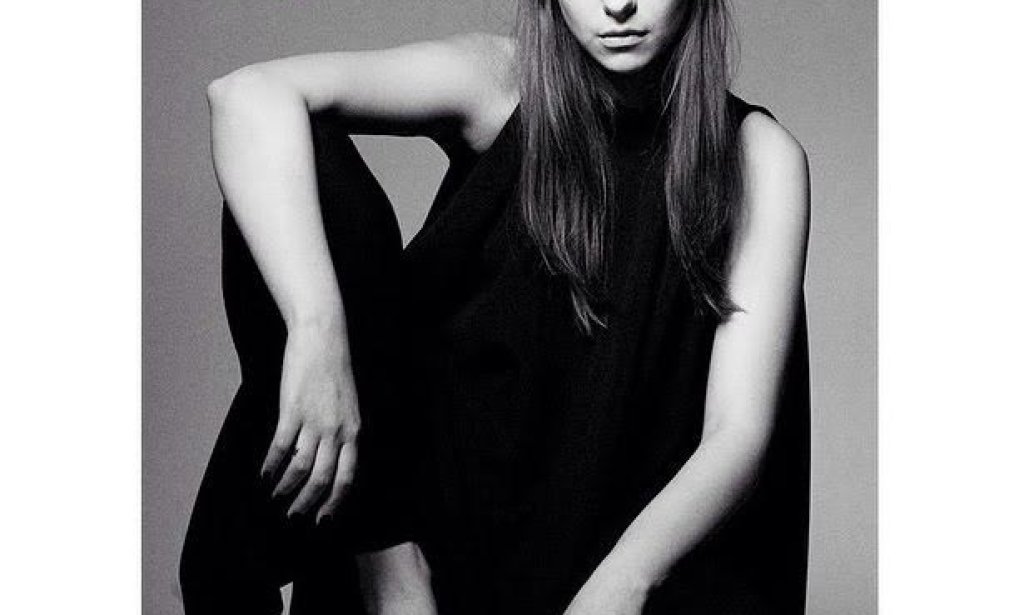 Участвала е в постановките Вишневи сестри и Тирамису