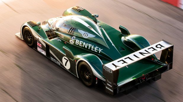 Bentley Speed 8 Le Mans
Прототипът за Льо Ман е визуална интерпретация на скоростта, все едно извивките на колата са дело на вятъра. Все едно сме взели един нормален спортен автомобил и сме го разтегнали.