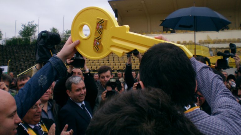 Бойко Борисов връчи символичния ключ на стадион "Христо Ботев" на общината и на феновете на Ботев. Решението раздели града
