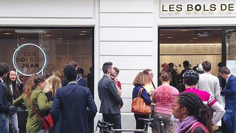Така изглежда опашката пред втория ресторант на Амбер в Париж - Les bols de Jean
