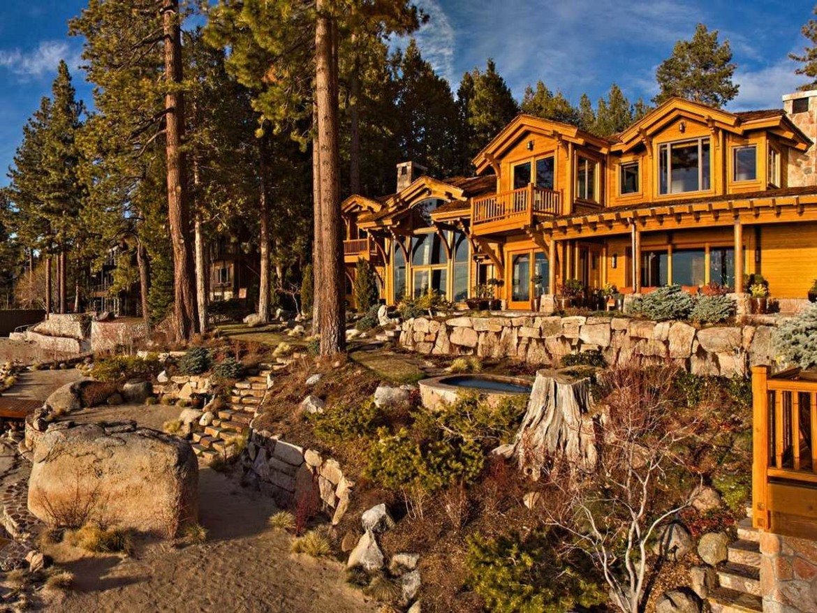 Елисън естейт
Локация: Уудсайд, Калифорния
Цена: 200 млн. долара
този 23-акров имот е дом на 10 сгради, едно изкуствено езеро, езеро с декоративни шарани, чаена къща и голяма парна баня.
Собственик: Лари Елисън - съосновател на Oracle и третия най-богат човек в света за 2013 г. според сп. Forbes.
