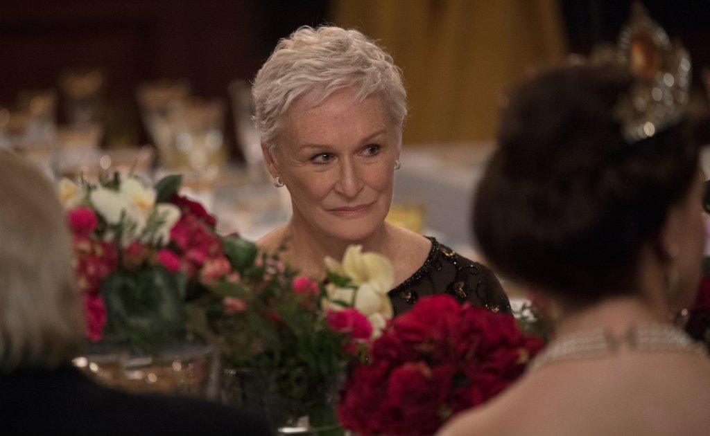 Глен Клоуз като Джоун Кастелман в \"The Wife\". Глен Клоуз играе съпруга на известен писател, с когото трябва да пътува до Стокхолм, за да получи той най-голямата награда за работата си - Нобел за литература. Актрисата е прекрасна в трейлъра и може би най