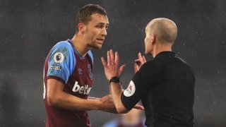 Томаш Сучек гледа с неразбиране Майк Дийн, който му показа директен червен картон в края на лондонското дерби между Фулъм и Уест Хем.