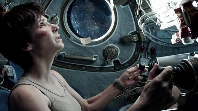 Гравитация/Gravity (2013)
От визуална гледна точка "Gravity" е шедьовър. Благодарение главно на режисьора Алфонсо Куарон и на оператора Еманюел Любецки не само гледате филм за космоса, а прекарвате час и половина в него. 
Най-голямото им постижение е усещането за реализъм във филм, изграден само от специални ефекти. 
Едва ли има друга лента, в която 3D-технологията да е ключов елемент от въздействието на филма. 
Невъзможните ъгли на камерата и съвършения монтаж превръщат "Gravity" в истинско зрелище.