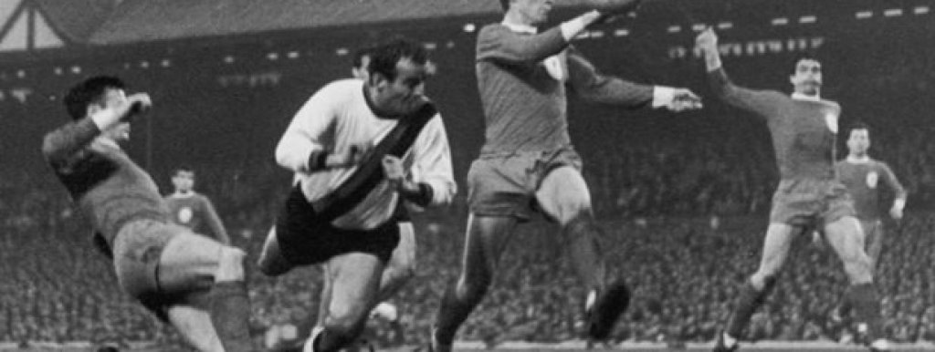 3. Ливърпул - Интер 3:1
КЕШ, полуфинал, първи мач, 1965 г. 
Ливърпул печели ФА къл три дни преди това и настроението е приповдигнато. Мърсисайдци повалят Интер с 3:1 и изглежда, че ще стигнат до финала, но реваншът в Италия е скандален. Интер вкарва гол от непряк свободен удар, а топката влиза директно, без да бъде докосната от играч. В допълнение е отменен редовен гол на англичаните. Споменът от първия мач обаче е незабравим заради представянето на Ливърпул.