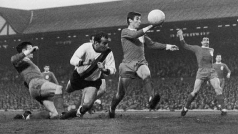 3. Ливърпул - Интер 3:1
КЕШ, полуфинал, първи мач, 1965 г. 
Ливърпул печели ФА къл три дни преди това и настроението е приповдигнато. Мърсисайдци повалят Интер с 3:1 и изглежда, че ще стигнат до финала, но реваншът в Италия е скандален. Интер вкарва гол от непряк свободен удар, а топката влиза директно, без да бъде докосната от играч. В допълнение е отменен редовен гол на англичаните. Споменът от първия мач обаче е незабравим заради представянето на Ливърпул.