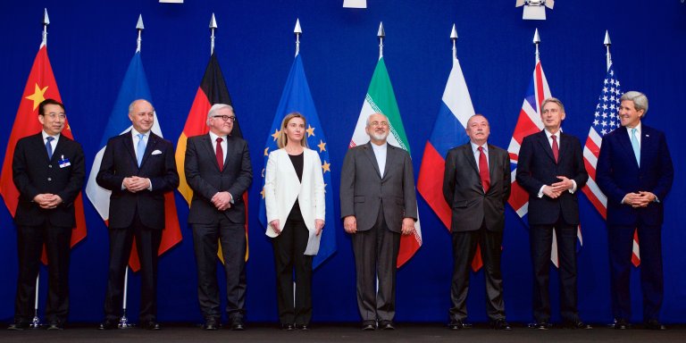 Дипломатическите представители на Китай, Франция, Германия, ЕС, Иран, Русия, Великобритания и САЩ подпечатват ядрената сделка през 2015 г., която вдигна редица санкции срещу Техеран в замяна на прекъсване на ядрената програма. През 2018 г. Доналд Тръмп изтегля САЩ от споразумението и връща режима на санкции, а Иран поднови ядрените опити.