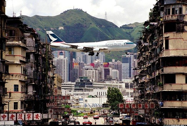 11. Летище Кай Так, Хонг Конг

Това летище е наричано "майката на страшните летища". През 1998-а година летището е затворено, след като местните пилоти отказват повече да кацат на него поради огромния риск.

При кацане самолетите е трябвало отведнъж да "влизат" в правилната траектория, тъй като жилищните сгради, отстоящи на няколко метра от крилата на самолетите не са давали място за грешки