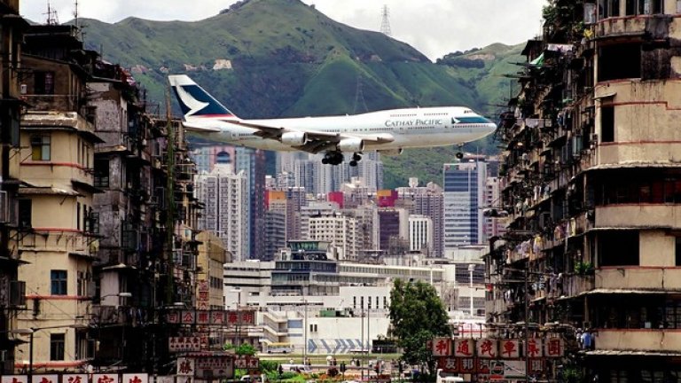 11. Летище Кай Так, Хонг Конг
Това летище е наричано "майката на страшните летища". През 1998-а година летището е затворено, след като местните пилоти отказват повече да кацат на него поради огромния риск.
При кацане самолетите е трябвало отведнъж да "влизат" в правилната траектория, тъй като жилищните сгради, отстоящи на няколко метра от крилата на самолетите не са давали място за грешки