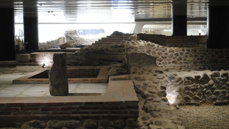 Част от гледката - тези останки са датирани IV - VI век. Това е жилищен квартал до самата главна улица на антична Сердика.