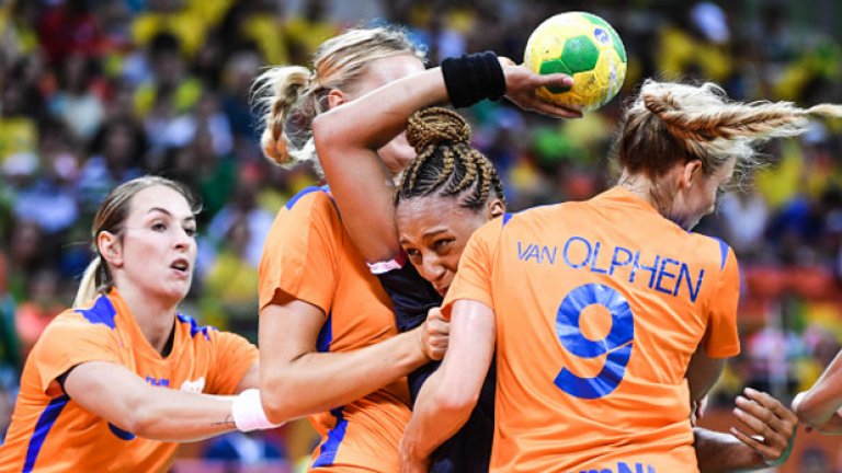 Беатрис Едуиж се опитва да стреля между няколко противнички в хандбалния мач между Франция и Холандия