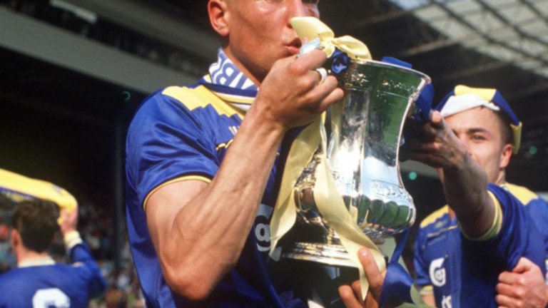 Вини Джоунс целува най-големия трофей в кариерата си - ФА къп през 1988-а, когато Уимбълдън побеждава на финала Ливърпул.