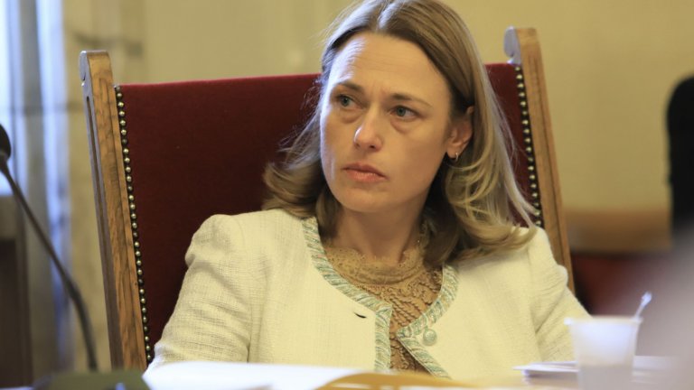 Депутатът от "Има такъв народ" подчерта, че партията има проблем с премиера и вицепремиера. Според нея все пак трябва да се работи за нов кабинет в рамките на това НС, като ако мандатът дойдел до ИТН, те щели да опитат да изградят кабинет на "широкото съгласие".