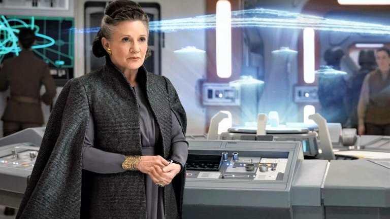 Кари Фишър, Star Wars Episode IX (2019)
Актрисата, завладявала сърцата на милиони с ролята на принцеса Лея, почина на 60-годишна възраст в края на 2016-а. Това стана година преди осмият филм от поредицата "Междузвездни войни" - "Последните джедаи", да се появи на екран. Всички сцени с нейно участие обаче бяха готови и продуцентите решиха да не променят филма с цел "отписване" на Фишър от историята.
Проблемът обаче остана - генерал Лея Органа трябва да има присъствие в последния филм от новата трилогия, който все още няма подзаглавие. В крайна сметка се реши за участието на Фишър в него да бъдат използвани не дубльори и компютърно-генерирани маски, а неизползвани кадри с актрисата, заснети за "Силата се пробужда" и "Последните джедаи".