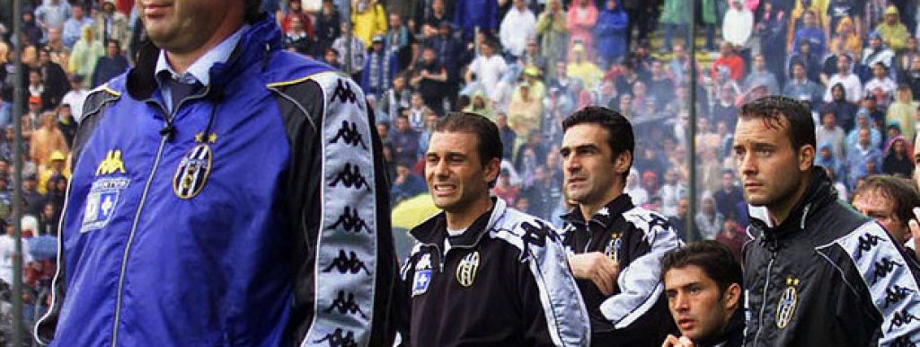 2000 г., Перуджа - Ювентус 1:0Карло Анчелоти гледа невярващо, а зад него и резервата Антонио Конте, днес треньор на Италия. Ювентус губи в поройния дъжд в Перуджа, с което титлата отива в Лацио.