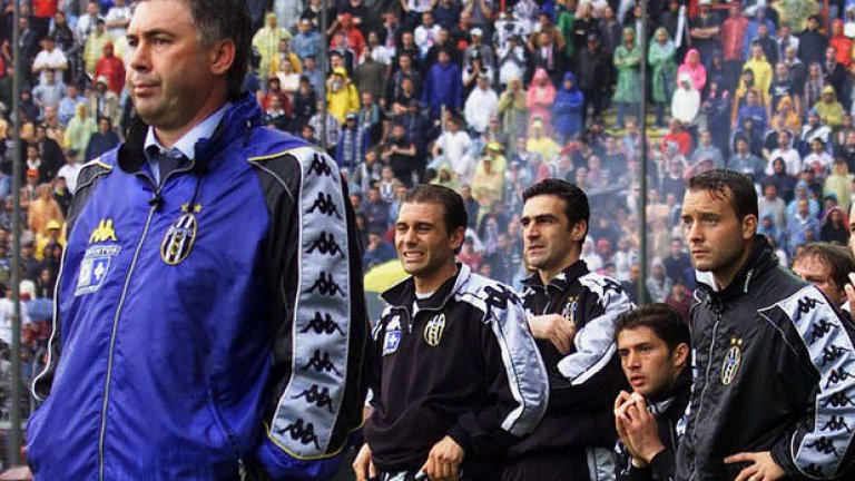 2000 г., Перуджа - Ювентус 1:0Карло Анчелоти гледа невярващо, а зад него и резервата Антонио Конте, днес треньор на Италия. Ювентус губи в поройния дъжд в Перуджа, с което титлата отива в Лацио.