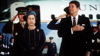 ФБР разкрива подробности за посещенията на покойния монарх в САЩ и напрежението с ирландските националисти