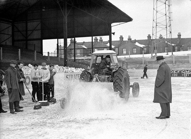 Сняг ли? Не ми пука, мач ще има! Мениджърът на Лейтън Ориент Джони Кери (вдясно) докара снегорин на стадиона в 7 сутринта, за да почисти терена за мача срещу Хъл от Купата на ФА през 1963 г.. Не успя. Двубоят се игра месец по-късно. 