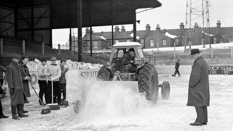 Сняг ли? Не ми пука, мач ще има! Мениджърът на Лейтън Ориент Джони Кери (вдясно) докара снегорин на стадиона в 7 сутринта, за да почисти терена за мача срещу Хъл от Купата на ФА през 1963 г.. Не успя. Двубоят се игра месец по-късно.
