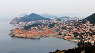 Дубровник: Когато повее южният вятър и зарине брега с боклук от Албания