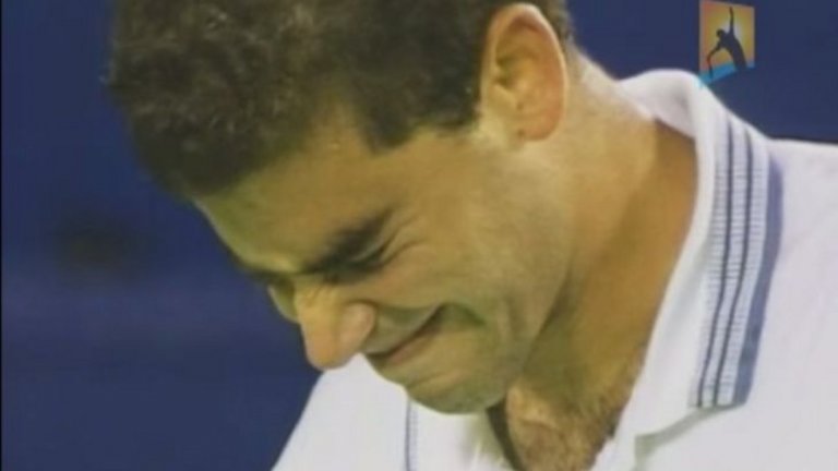 1. “Направи го за треньора си”. На Australian Open през 1995 г. Пийт Сампрас играе 1/4-финален двубой срещу Джим Къриър. По-рано същия ден Тим Гъликсън, който е треньор на Сампрас, по спешност се прибира у дома, защото е тежко болен от рак на мозъка – болест, която по-късно го убива. Американецът губи първите два сета от сънародника си, но успява да стигне до пълен обрат  6-7 (4) 6-7 (3) 6-3 6-4 6-3. Срещата обаче остава паметна не с това, а с момента, в който зрител се провиква към Пийт с думите: „Направи го за треньора си!“, след което тенисистът просто се отдава на мъката си и започва да плаче на корта. Къриър дори пита: “Добре ли си, Пийт? Можем да играем този мач и утре”, знаейки колко е тежко на колегата му, но Сампрас стиска зъби и със сълзи на очите довършва двубоя.