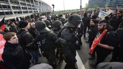Левите активисти се опитаха да блокират достъпа до конгрес на крайнодясната партия "Алтернатива за Германия"