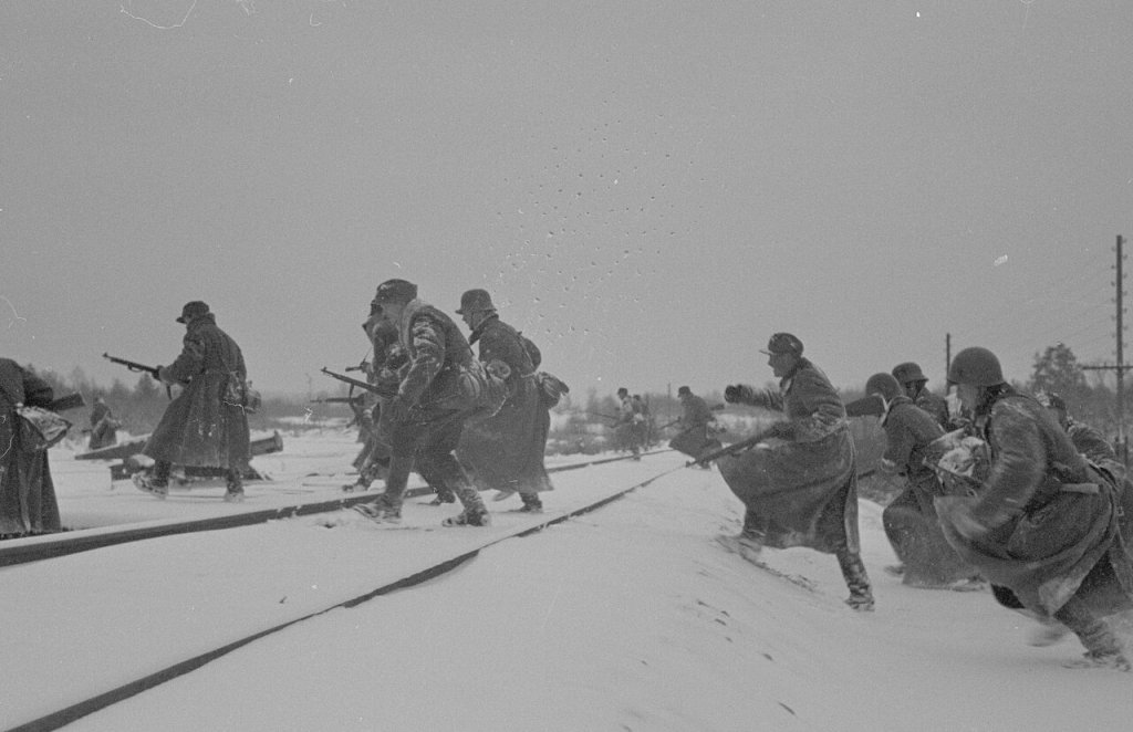 JR45_crossing_Murmansk_railway
