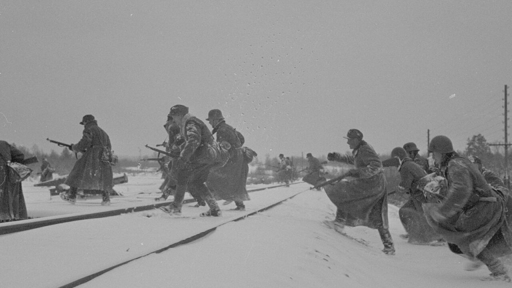 JR45_crossing_Murmansk_railway