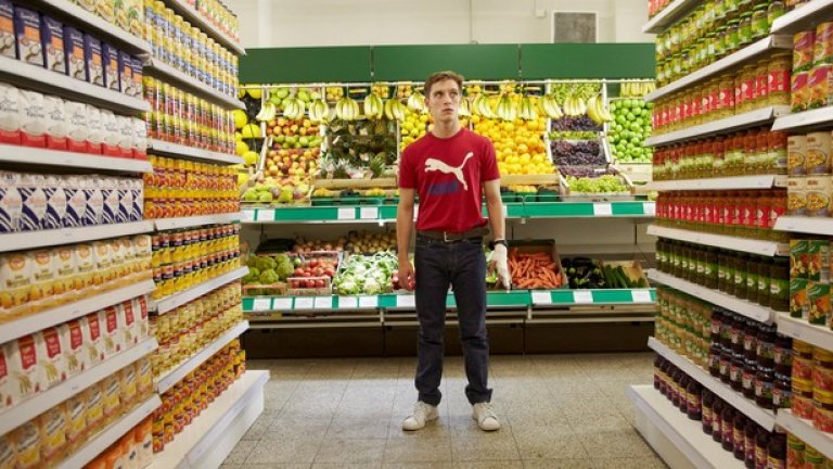 24-годишният Мартин от ГДР влиза за пръв път в супермаркет в Западна Германия. "Културният шок" е неприкрит. 